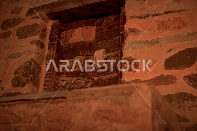 الأحياء الشعبية الأثرية, الهندسة المعمارية على الطراز الحجري القديم، صورة مقربة لباب خشبي قديم في إحدى المنشآت الحجرية, البيوت التراثية في المملكة العربية السعودية, أماكن وآثار تاريخية عريقة