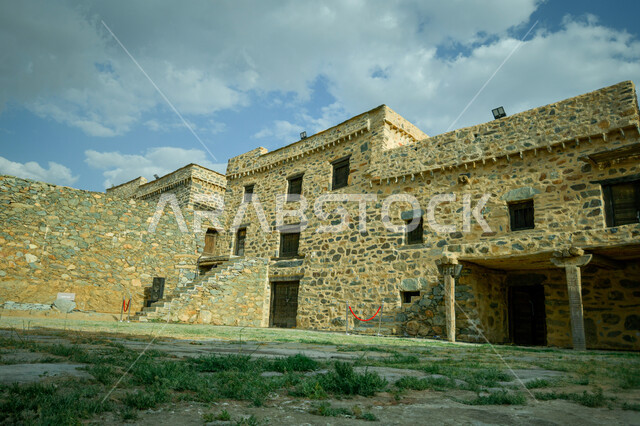 المنشأت التراثية القديمة في المملكة العربية السعودية, الأحياء الشعبية الأثرية, الهندسة المعمارية على الطراز القديم لبناء البيوت الحجرية, أماكن تاريخية عريقة في النهار