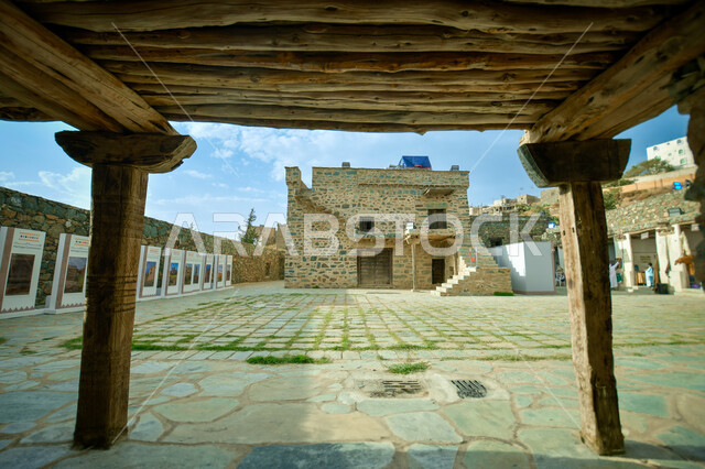 المنشأت التراثية القديمة في المملكة العربية السعودية, الأحياء الشعبية الأثرية, الهندسة المعمارية على الطراز القديم لبناء البيوت الحجرية, أماكن تاريخية عريقة في النهار