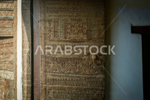 النقوش والزخارف التقليدية, المنشأت التراثية القديمة في المملكة العربية السعودية,  الهندسة المعمارية على الطراز القديم, أماكن تاريخية عريقة, صورة مقربة لباب أحدى البيوت الشعبية