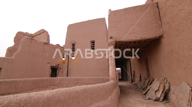 الاثار التاريخية العريقة في القرى القديمة, معالم سياحية مشهورة, التراث والحضارة في قرية اشيقر الاثرية في المملكة العربية السعودية, البيوت والمنشأت المبنية على الطراز الطيني القديم في محافظة شقراء بمدينة الرياض