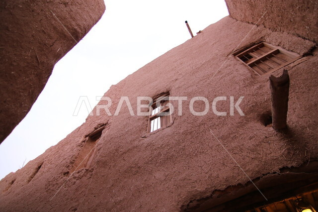 الحضارة والاصالة والتراث السعودي, معالم واماكن سياحية مشهورة, السياحة في القرى التراثية القديمة, الاحياء والبيوت الطينية الشعبية, المنشأت التاريخية القديمة في قرية اشيقر في محافظة شقراء بمدينة الرياض في المملكة العربية السعودية