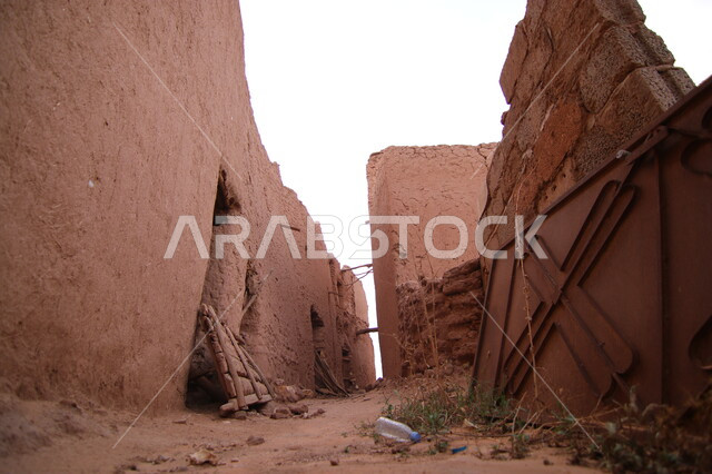 الاثار التاريخية العريقة في القرى القديمة, معالم سياحية مشهورة, التراث والحضارة في قرية اشيقر الاثرية في المملكة العربية السعودية, البيوت والمنشأت المبنية على الطراز الطيني القديم في محافظة شقراء بمدينة الرياض