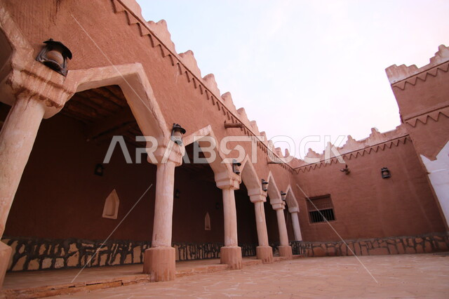 فن التصميم الهندسي المعماري العربي القديم لمسجد قرية أشيقر التراثية، المباني الأثرية في محافظة شقراء، المعالم التاريخية القديمة في مدينة الرياض، أماكن سياحية مشهورة في السعودية, مناطق العبادة وأداء الفرائض في القرى الشعبية