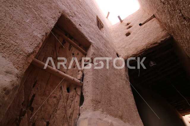 أماكن الجذب السياحي من شتى أنحاء العالم, صورة مقربة لإحدى البيوت الطينية الشعبية في قرية أشيقر التراثية في المملكة العربية السعودية, معالم سياحية مشهورة, الاثار التاريخية القديمة في محافظة شقراء في مدينة الرياض