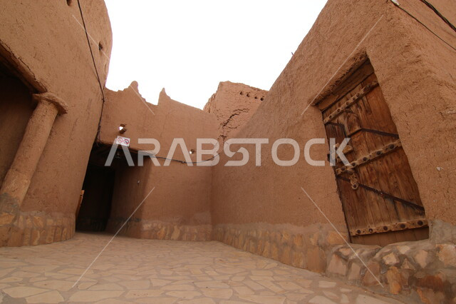 معالم سياحية مشهورة, المنشآت والمباني والبيوت الطينية الأثرية في قرية أشيقر في محافظة شقراء, القرى التراثية الشعبية في المملكة العربية السعودية, مقصد الزوار من شتى أنحاء العالم, أماكن الاستمتاع والسياحة في العاصمة