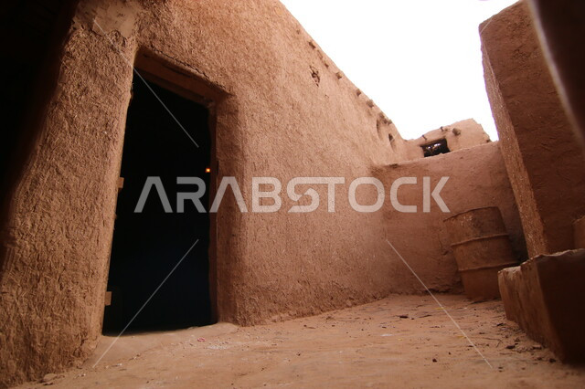Famous tourist attractions, installations, buildings and ancient mud houses in the village of Ushaiqar in Shaqra Governorate, popular heritage villages in the Kingdom of Saudi Arabia, a destination for visitors from all over the world, places of enjoyment and tourism in the capital.
