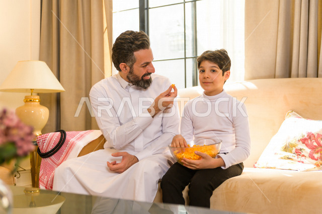 طفل سعودي خليجي بصحبة والده ، وقت التسلية و الترفيه ، قضاء وقت الفراغ ، قضاء الوقت مع العائلة ، اسره سعودية خليجية