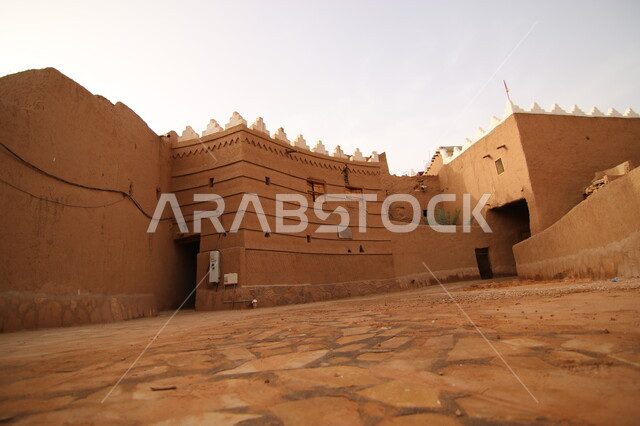 المباني التاريخية على الطراز الطيني القديم, منشآت وبيوت في قرية أشيقر التراثية في محافظة شقراء, معالم سياحية مشهورة, أماكن السياحة في المملكة العربية السعودية, قضاء الوقت الممتع في مناطق القرى الشعبية في مدينة الرياض
