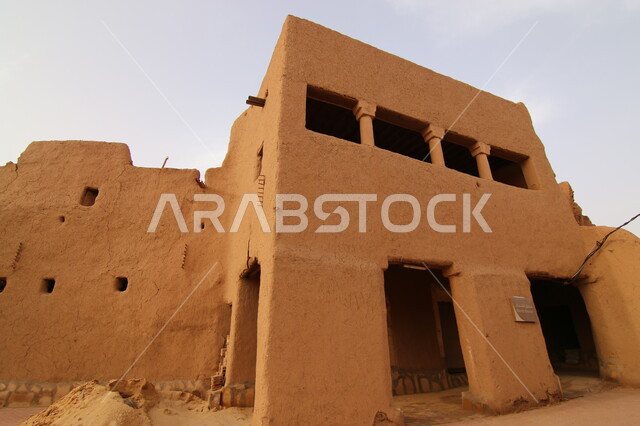 المباني التاريخية على الطراز الطيني القديم, منشآت وبيوت في قرية أشيقر التراثية في محافظة شقراء, معالم سياحية مشهورة, أماكن السياحة في المملكة العربية السعودية, قضاء الوقت الممتع في مناطق القرى الشعبية في مدينة الرياض