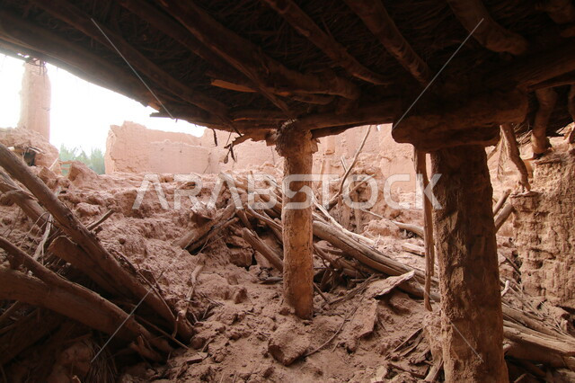 الآثار المحطمة المهجورة في إحدى البيوت والمنشآت القديمة, قرية أِشيقر التراثية في محافظة شقراء في العاصمة, معالم سياحية مشهورة في مدينة الرياض, القرى الأثرية الطينية الشعبية