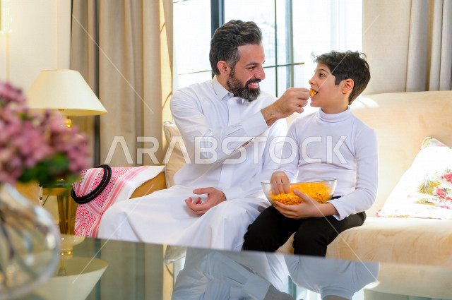 طفل سعودي خليجي بصحبة والده ، وقت التسلية و الترفيه ، قضاء وقت الفراغ ، قضاء الوقت مع العائلة ، اسره سعودية خليجية