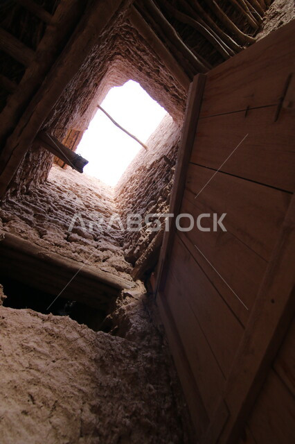 بقايا المباني الطينية الاثرية المهدمة، منزل طيني مهجور في قرية أشيقر التراثية في المملكة العربية السعودية، القرى والبيوت التاريخية القديمة في محافظة الشقراء في مدينة الرياض، معالم وأماكن سياحيه مشهورة