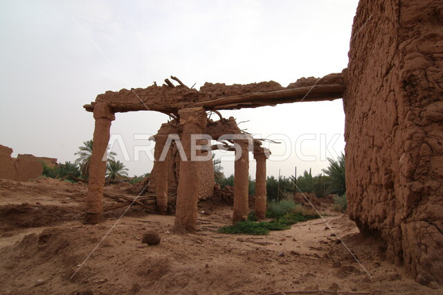 بقايا المباني الطينية الاثرية المهدمة، منزل طيني مهجور في قرية أشيقر التراثية في المملكة العربية السعودية، القرى والبيوت التاريخية القديمة في محافظة الشقراء في مدينة الرياض، معالم وأماكن سياحيه مشهورة