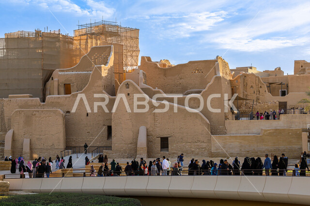 الفن الهندسي المعماري القديم لأسوار قصر سلوى في البجيري في حي الطريف, أماكن تاريخية لجذب الزوار من شتى أنحاء العالم, القرية التراثية في المملكة العربية السعودية, معالم سياحية ثقافية مشهورة,  يوم بدينا 1727م, ذكرى تأسيس الدولة السعودية الأولى في 22 فبراير