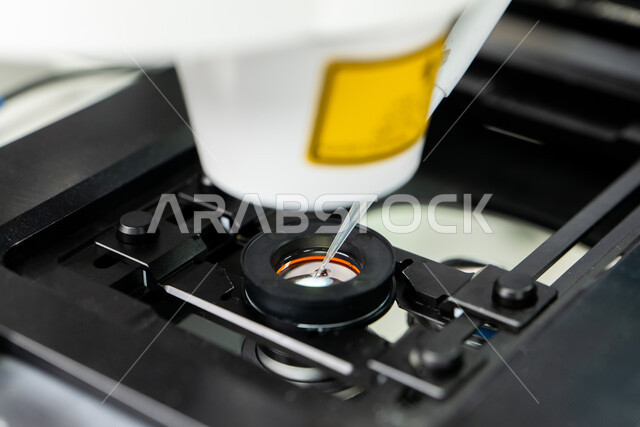 إجراء تجارب وبحوث علمية عبر التكنولوجيا الحيوية، مختبرات الفحوصات الطبية والتحاليل الكيمائية، معمل الصناعات الدوائية، استخدام الأنبوبة الزجاجية المعقمة لتحليل العينات المختلفة، عملية تقطير السائل من الماصة إلى أنبوب الاختبار