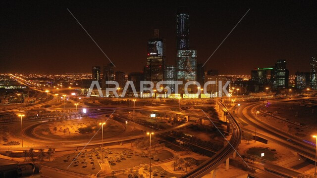 الالتزام بالاحترازات الوقائية القانونيه, صورة من الأعلى لشوارع الرياض الخاليه في فترة فرض حظر التجول في وقت انتشار وباء كورونا, قلة عدد السيارات في الطرقات المضاءة ليلاً, مفهوم اخذ الحيطه والحذر، الفن الهندسي المعماري للأبراج وناطحات السحاب