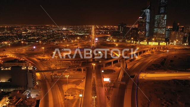 طريق الملك فهد في مدينة الرياض في الليل، شوارع مضاءة وخالية أثناء فترة الحجر الصحي بسبب وباء كورونا (كوفيد 19 )، معالم الرياض والابراج وناطحات السحاب الشهيرة في المملكة العربية السعودية, الإحراءات الوقائية والإحترازية القانونية