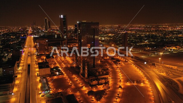 حظر التجوال للحفاظ على السلامة و تجنب انتشار العدوى من كوفيد 19، أفق مدينة الرياض ليلاً، الأبراج وناطحات السحاب في المملكة العربية السعودية، طرق وشوارع مضاءة وفارغة خلال فترة الكورونا، آخذ الحيطة والحذر