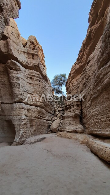 الاستمتاع بالمناظر الطبيعية في وقت النهار بمنطقة الثمامة، التضاريس والنحت الصخري في المناطق المرتفعة داخل كهف البرمة، التكوينات والتشكيلات الصخرية في المملكة العربية السعودية، معالم اثرية تاريخية قديمة سياحية مشهورة في الرياض