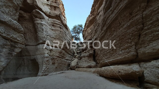 معالم تاريخية وأثرية في الثمامة شمال الرياض ، المناطق الصحراوية داخل كهف البرمة ، المرتفعات الجبلية والتكوينات الصخرية الطبيعية، مناطق سياحية مشهورة في الصحراء العربية بالسعودية، التكوينات والتشكيلات الصخرية في الرياض