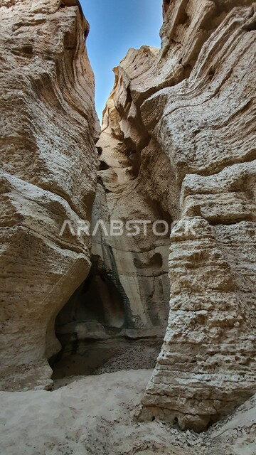 تكوينات وتشكيلات الصخور الطبيعية الرسوبية في السعودية داخل الثمامه شمال الرياض، النحت الحجري في المناطق الصحراوية داخل كهف البرمه في السعوديه، أماكن جذب واستقطاب السياح من الخارج، الحضارة القديمة في المملكة العربية السعودية