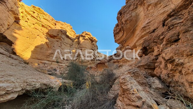 معالم سياحية تراثية قديمة داخل الصحراء العربية السعودية، المحميات الطبيعية الساحرة في منطقة الثمامة بالسعودية، التكوينات الصخرية والرسوبية في جبال كهف البرمة، المناطق الصحراوية والجبال الرتفعات  المتسلسلة