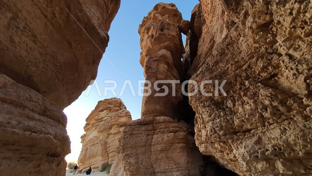 سلاسل جبلية متميزة في المملكة، أبرز المعالم السياحية المشهورة، الأماكن الجبلية التراثية، جبال منطقة الثمامة في مدينة الرياض، التكوينات الصخرية في كهف البرمة الشهير في السعودية، مناطق لجذب واستقطاب السياح من الخارج