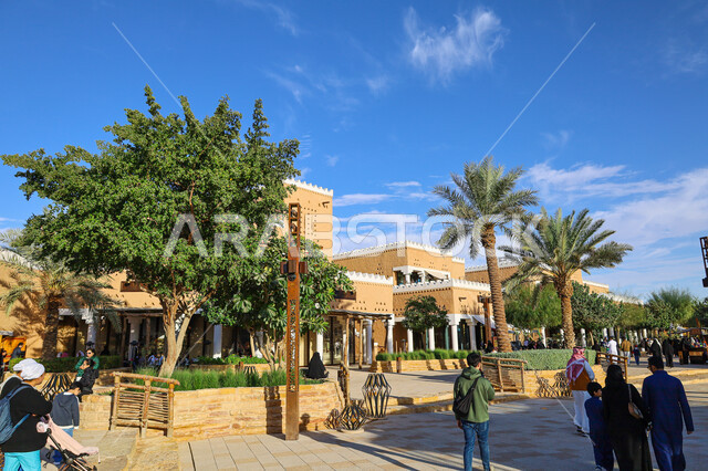 قدوم الزوار من شتى أنحاء العالم إلى الأماكن الثقافية السياحية، المباني الطينية القديمة في القرية التراثيه، ذكرى تأسيس الدولة السعودية الأولى في ٢٢ فبراير، يوم بدينا ١٧٢٧م، منتزه البجيري في حي الطريف بالدرعية في مدينة الرياض, استذكار اليوم الوطني في 23 سبتمبر