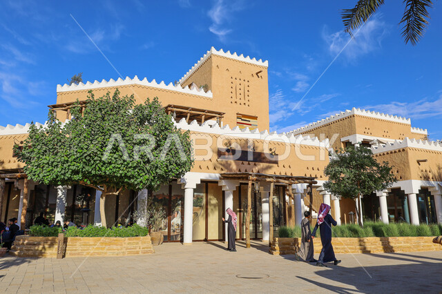 استذكار اليوم الوطني في 23 سبتمبر، المباني الطينية القديمة في القرية التراثيه، ذكرى تأسيس الدولة السعودية الأولى في ٢٢ فبراير،  يوم بدينا ١٧٢٧م,  منتزه البجيري في حي الطريف بالدرعية في مدينة الرياض، قدوم الزوار من شتى أنحاء العالم إلى الأماكن الثقافية السياحية