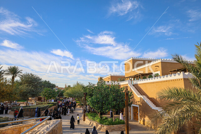 المباني الطينية القديمة في القرية التراثيه، ذكرى تأسيس الدولة السعودية الأولى في ٢٢ فبراير، قدوم الزوار من شتى أنحاء العالم إلى الأماكن الثقافية السياحية،  يوم بدينا ١٧٢٧م, استذكار اليوم الوطني في 23 سبتمبر، منتزه البجيري في حي الطريف بالدرعية في مدينة الرياض