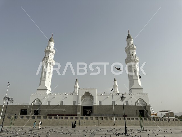 الفن الهندسي المعماري للمساجد على الطراز الإسلامي, العبادة والتقرب الى الله، صورة لمآذن مسجد قباء في المدينة المنورة،  المعالم الدينية المقدسة في المملكة العربية السعودية، دعوة المسلمين لإقامة الصلوات على وقتها