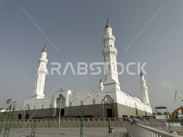 العبادة والتقرب الى الله، دعوة المسلمين لإقامة الصلوات على وقتها، صورة لمآذن مسجد قباء في المدينة المنورة، الفن الهندسي المعماري للمساجد على الطراز الإسلامي, المعالم الدينية المقدسة في المملكة العربية السعودية