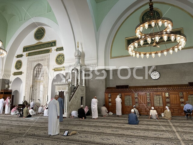 التصميم الهندسي المعماري المميز، مجموعة من المصليين داخل مسجد قباء في المدينة المنورة بالمملكة العربية السعودية، دعوة المسلمين لإقامة الصلوات على وقتها،  المعالم الدينية المقدسة في السعودية، العبادة والتقرب الى الله