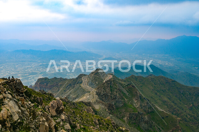 منظر طبيعي متميز لممر جبلي ملتوي في مدينة الطائف، الطرقات المتعرجة على جبال الهدا، معالم سياحية مشهورة في المملكة العربية السعودية، القمم والمرتفعات والهضاب في مكة المكرمة