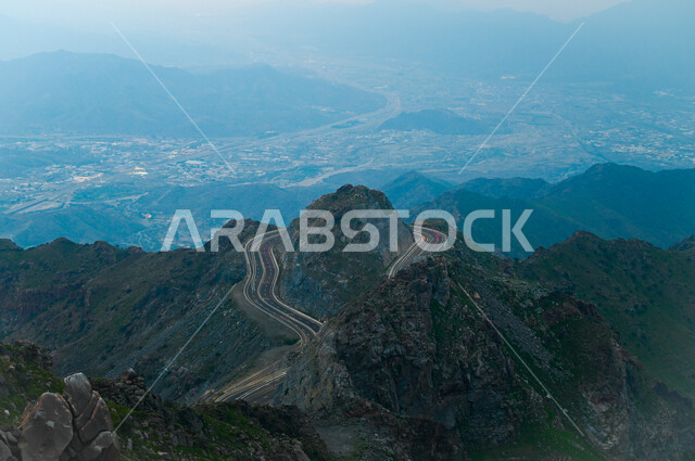 الأجواء الضبابية على القمم والمرتفعات والهضاب في مكة المكرمة, منظر طبيعي متميز لممر جبلي ملتوي في مدينة الطائف، الطرقات المتعرجة على جبال الهدا، معالم سياحية مشهورة في المملكة العربية السعودية