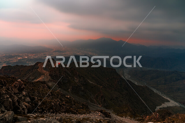 منظر طبيعي متميز لممر جبلي ملتوي في مدينة الطائف، الطرقات المتعرجة على جبال الهدا، معالم سياحية مشهورة في المملكة العربية السعودية، الأجواء الضبابية على القمم والمرتفعات والهضاب في مكة المكرمة