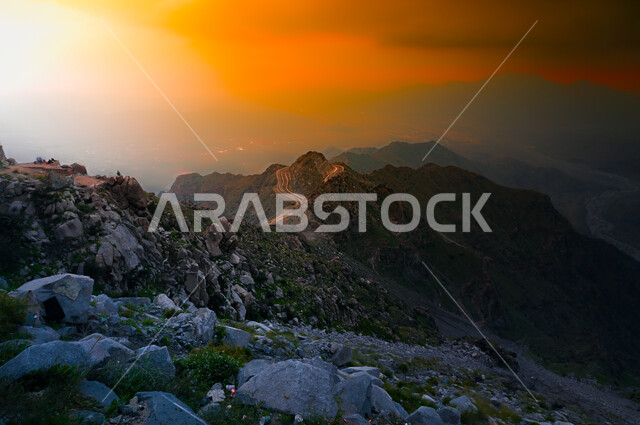 منظر طبيعي متميز لممر جبلي ملتوي في مدينة الطائف وقت الشروق، الطرقات المتعرجة على جبال الهدا، معالم سياحية مشهورة في المملكة العربية السعودية، القمم والمرتفعات والهضاب في مكة المكرمة