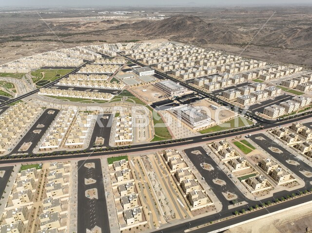 المشاريع السكنية الراقية في المملكة العربية السعودية، صورة جوية من الأعلى لمشروع اسكان في مدينة جازان، التصميمات الهندسية المعمارية الحديثة، الطبيعة الجبلية المتميزة