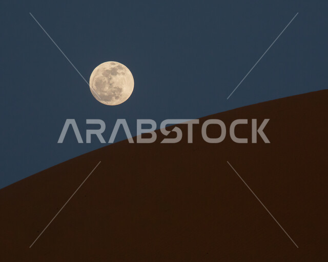 مناظر طبيعية متميزة، صورة مقربة للقمر في وسط الليل في السماء، منظر البدر في الليل الحالك الظلام