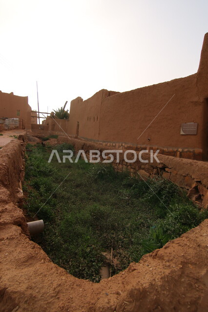 الاهتمام بزراعة و سقاية النباتات و الأعشاب، البيوت والأبنية الطينية الشعبية في قرية أشيقر التراثية في مدينة الرياض، أماكن و معالم سياحية مشهورة، جذب و استقطاب السياح من انحاء العالم، الهندسة المعمارية القديمة على الطراز العربي الاسلامي