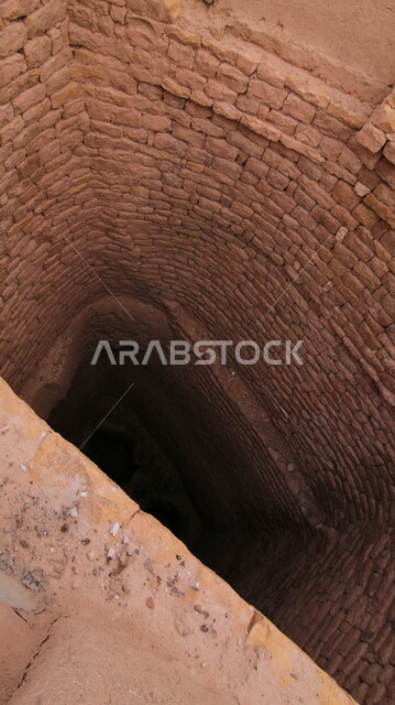 موارد المياه القديمة في الرياض، صورة من الاعلى لبئر الربيعية في قرية أشيقر في محافظة شقراء، أماكن ومعالم طبيعية مشهورة  لجذب السياح، آثار تاريخية شعبية قديمة في المملكة العربية السعودية