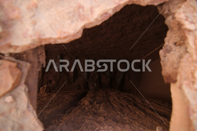 أحافير وكهوف ومغارات قديمة،  صورة مقربة لكهف أثري في قرية أشيقر، أماكن ومعالم سياحية مشهورة في محافظة شقراء في الرياض، الآثار التاريخية العريقة في المملكة العربية السعودية