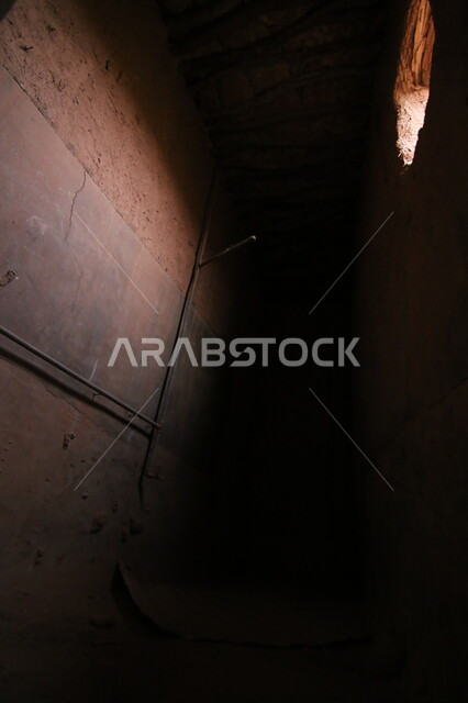 جذب و استقطاب السياح من أنحاء العالم، الحضارة التاريخية القديمة في المملكة العربية السعودية، الاستمتاع بالرحلات السياحية في القرى الاثرية، معالم واماكن السياحة المشهورة، صورة من الداخل لنافذة في بيت طيني في قرية اشيقر التراثية في محافظة شقراء بمدينة الرياض