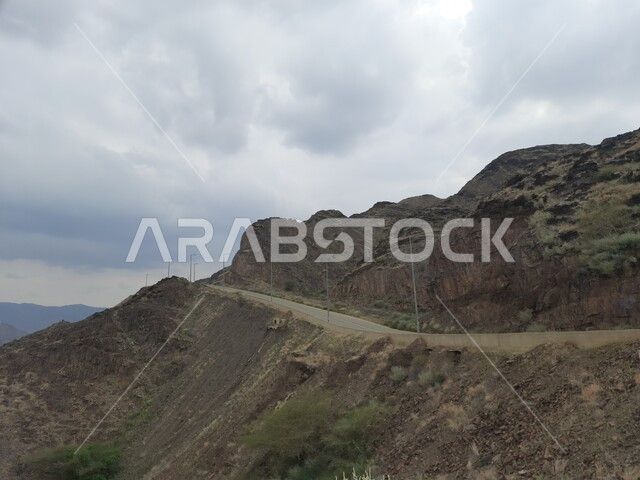 منظر السماء الملبدة بالغيوم في فصل الشتاء في الباحة, القمم والمرتفعات الجبلية في مدينة الحجرة، أماكن ومناطق سياحية طبيعية في مدن المملكة العربية السعودية، خلفية الطبيعه