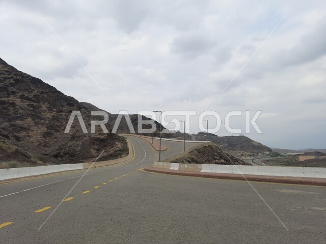 الشوارع المعبدة الاسفلتية في مدن المملكة العربية السعودية،القمم والمرتفعات الجبلية في مدينة الحجرة، أماكن ومناطق سياحية طبيعية، منظر السماء الملبدة بالغيوم في فصل الشتاء في الباحة
