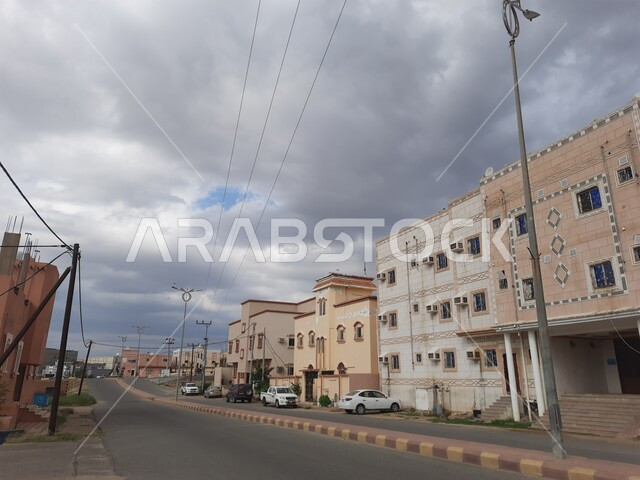 الفن الهندسي المعماري للبيوت والمباني السكنية على الطراز الحديث ,الشوارع الاسفلتية المعبدة في قرى و مدن مدينة الحجرة في المملكة العربية السعودية، أماكن ومناطق سياحية طبيعية، منظر السماء المليئة بالغيوم البيضاء في فصل الشتاء في منطقة الباحة