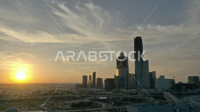 مركز الملك عبد الله المالي (كافد) في النهار، النمو والتطور العمراني في السعودية، المنشآت والأبراج المالية في مدينة الرياض، الفن الهندسي المعماري للمباني وناطحات السحاب المشهورة في المملكة، تحقيق النهضة الاقتصادية والتجارية