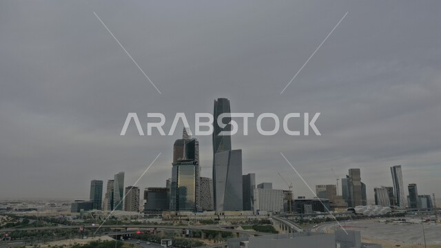 مركز الملك عبد الله المالي (كافد) في النهار، النمو والتطور العمراني في السعودية، المنشآت والأبراج المالية في مدينة الرياض، الفن الهندسي المعماري للمباني وناطحات السحاب المشهورة في المملكة، تحقيق النهضة الاقتصادية والتجارية