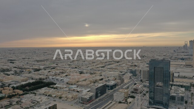 الازدحام السكاني في العاصمة، النمو والتقدم العمراني في المملكة، أفق مدينة الرياض في النهار، الفن الهندسي المعماري للأبراج وناطحات السحاب المشهورة في السعودية، الاهتمام بشكل المنشآت السكنية والشركات، حركة مرور السيارات على طريق الملك فهد